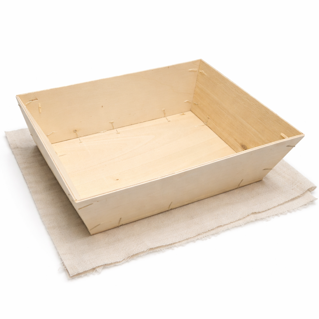 Plateau en bois sur nappe beige.